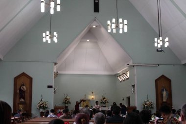 Katolik Kilisesi, kutsal Haçı (Salib Suci) iç. Bir düğün kitle, Bandung, sırasında Ekim 2018 alınan.