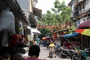 Glodok, satıcı (birçok ürün ve malzeme) ve asılı fenerler dolu Chinatown sokakta. Jakarta, Ekim 2018 alınan.