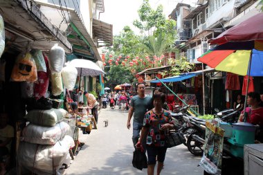 Glodok, satıcı (birçok ürün ve malzeme) ve asılı fenerler dolu Chinatown sokakta. Jakarta, Ekim 2018 alınan.