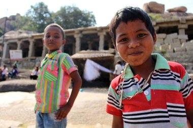 Bir fotoğrafını alınacak istediler gibi Hint çocuklar bir poz yaptı. Hampi, Hindistan, Temmuz 2015 alınan