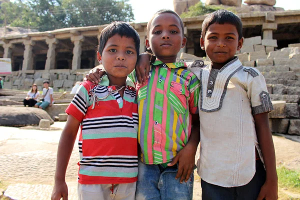 Los Niños Indios Hicieron Una Pose Mientras Pedían Que Les — Foto de Stock