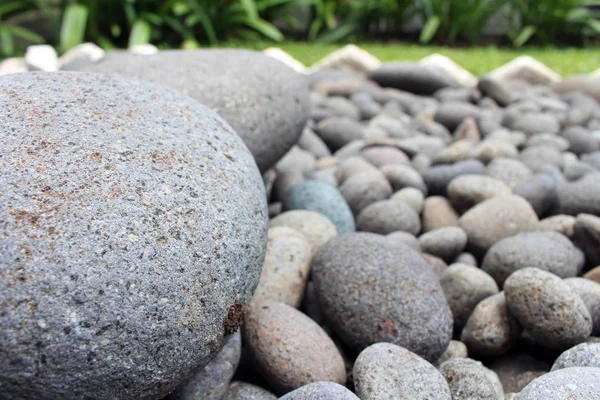 Stora Stenar Bland Mindre Stenar Trädgården Meditativ — Stockfoto