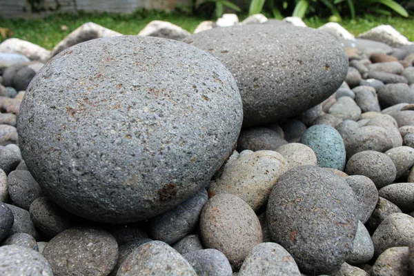 Bahçedeki Küçük Çakıl Taşları Arasında Büyük Taşlar Meditasyon — Stok fotoğraf