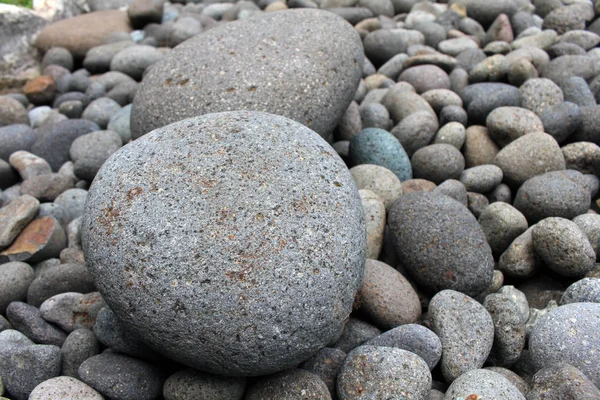 Bahçedeki Küçük Çakıl Taşları Arasında Büyük Taşlar Meditasyon — Stok fotoğraf