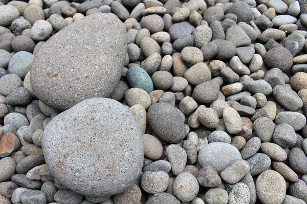 Velké Kameny Mezi Menší Oblázky Zahradě Meditativní — Stock fotografie