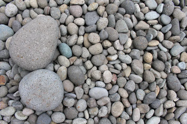 Bahçedeki Küçük Çakıl Taşları Arasında Büyük Taşlar Meditasyon — Stok fotoğraf