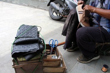 Elle ayakkabı onarımı, sole ve welt sabitleme ve stit