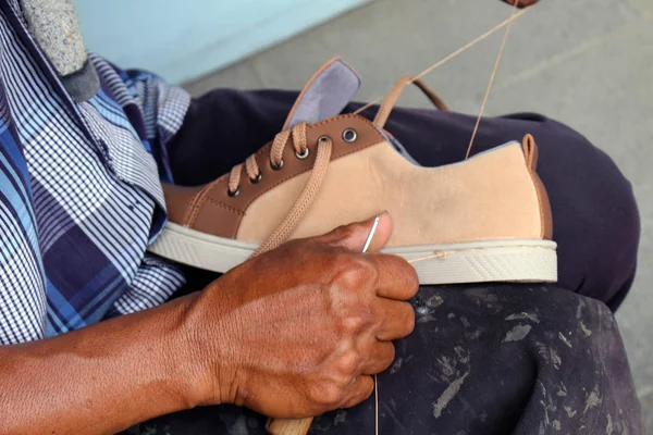Proceso de reparación manual del zapato, suela y ribete de fijación y puntada — Foto de Stock