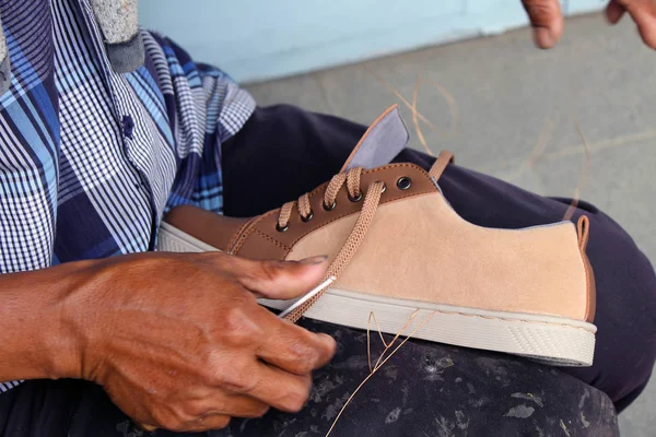 Proceso de reparación manual del zapato, suela y ribete de fijación y puntada — Foto de Stock