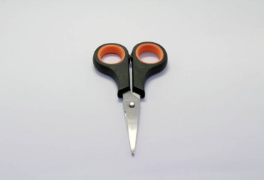 Makas, siyah bir turuncu bazı şeridi ile.