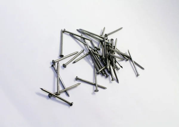 Un montón de clavos, un objeto en forma de alfiler de metal utilizado como cierre —  Fotos de Stock