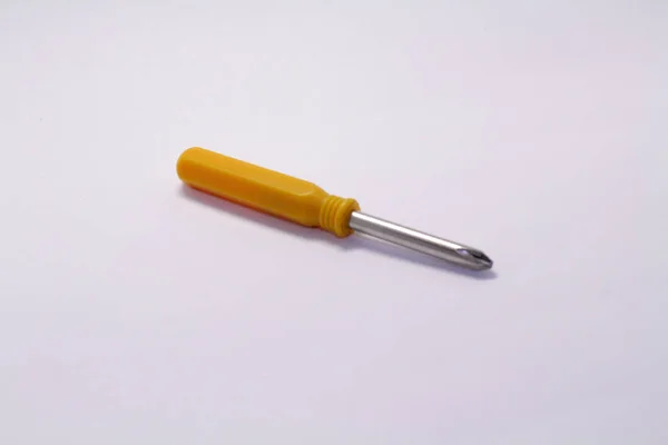 El destornillador amarillo, utilizado para atornillar y desenroscar . —  Fotos de Stock