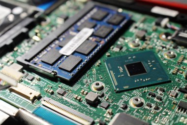 Laptop anakart ve bileşenleri closeup manzaraya.