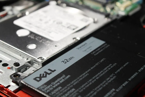 Dell laptop anakart ve bileşenleri closeup manzaraya.