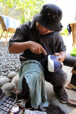 Yaşlı adam, Ayakkabı (sole ve welt) tazminat bir sokak sanatçı