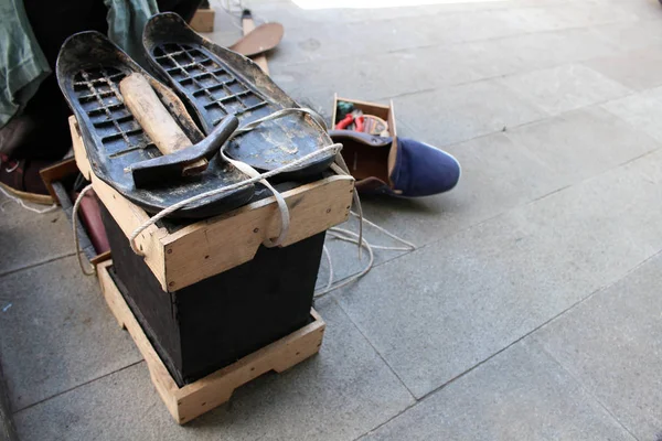 El equipo y las herramientas utilizadas para pegar la suela del zapato manual — Foto de Stock