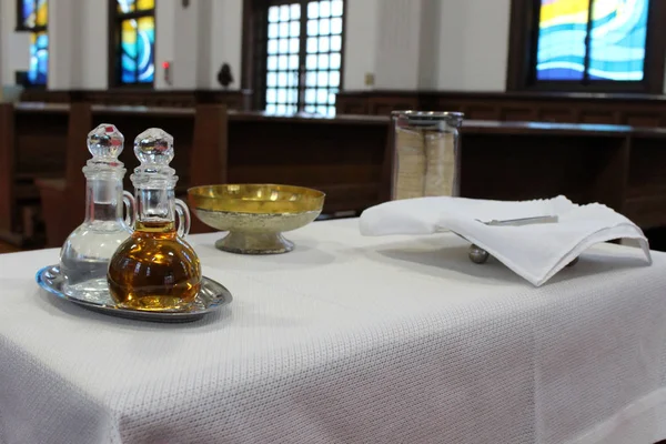 Vinho e anfitrião antes da missa em uma igreja católica japonesa — Fotografia de Stock