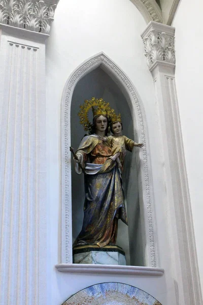 La estatua de María y el Niño Jesús en una iglesia católica japonesa —  Fotos de Stock