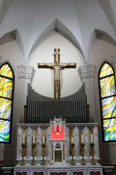 Une église catholique japonaise et son architecture intérieure — Photo