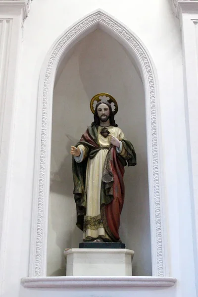 La statue de Jésus dans une église catholique japonaise . — Photo
