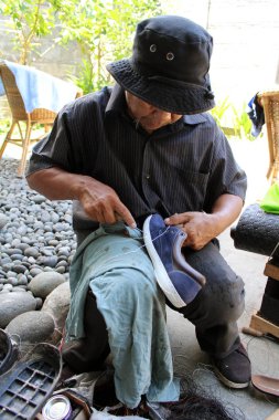 Ayakkabı taban ve welt tazminat eski sokak sanatçı