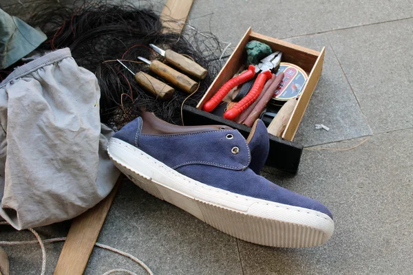 Las herramientas de equipamiento para la costura manual de suela de zapato en coche de madera — Foto de Stock