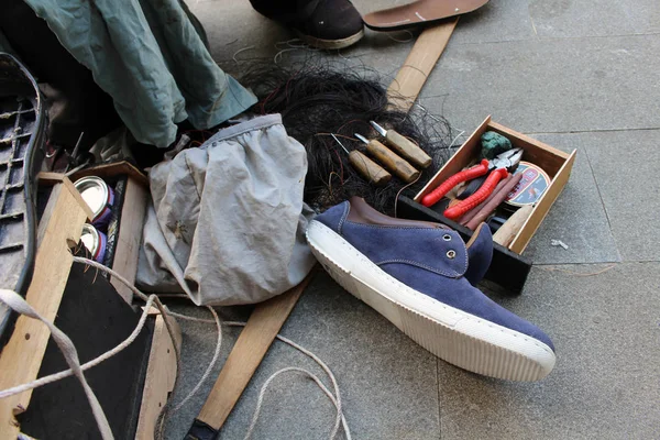 Las herramientas de equipamiento para la costura manual de suela de zapato en coche de madera — Foto de Stock