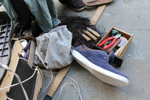 Las herramientas de equipamiento para la costura manual de suela de zapato en coche de madera — Foto de Stock