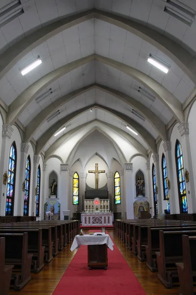 Una chiesa cattolica giapponese e la sua architettura all'interno — Foto Stock