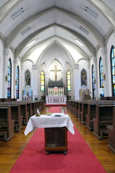 Μια ιαπωνική καθολική εκκλησία και της αρχιτεκτονικής στο εσωτερικό — Φωτογραφία Αρχείου