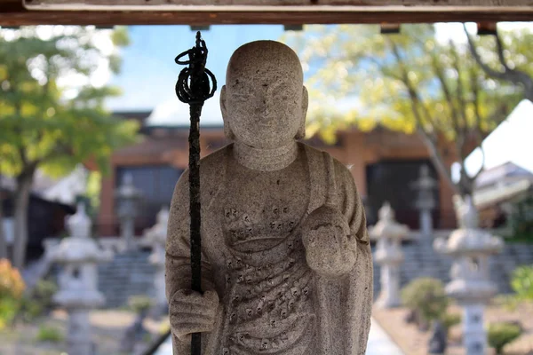 La vista de cerca de la estatua del monje errante en el templo de Reisenji — Foto de Stock