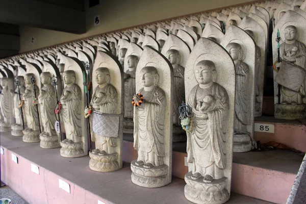 Linha de centenas de estátuas de Buda Jizo em Reisenji Budista Tem — Fotografia de Stock