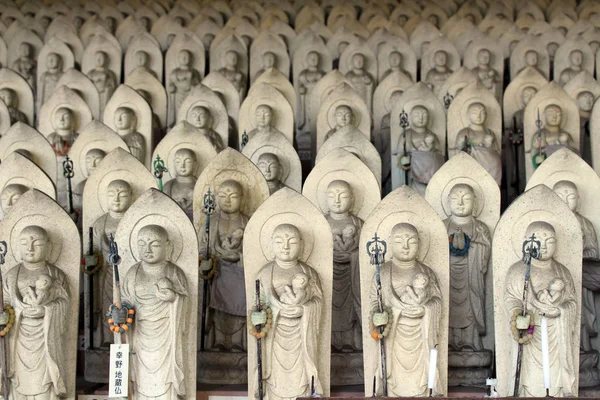 Linia setek rzeźb Buddy Jizo w Reisenji Buddhist tem — Zdjęcie stockowe