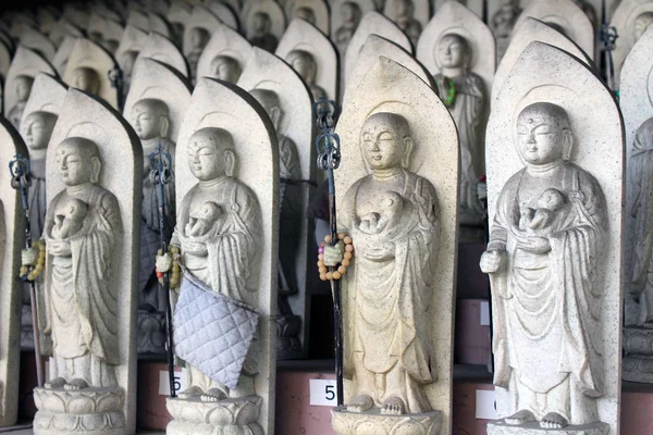 Vonal több száz Buddha jizo szobrok a Reisenji buddhista tem — Stock Fotó