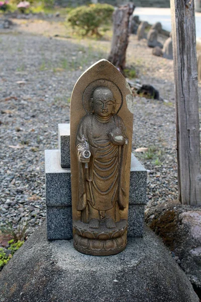 Вид крупным планом статуи странствующего монаха в храме Рейсендзи — стоковое фото