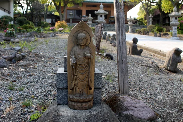 La vista de cerca de la estatua del monje errante en el templo de Reisenji — Foto de Stock