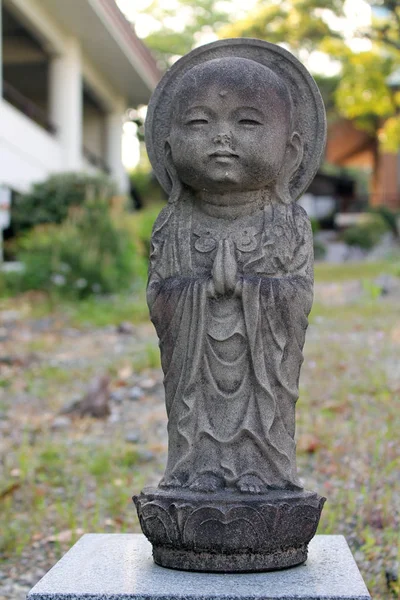 Baby Buddha staty eller Jizo på Reisenji japanska buddhistiska tempel — Stockfoto