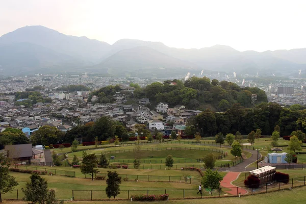 Oita Beppu manzara ve bir hil görüldüğü gibi golf aralığı — Stok fotoğraf