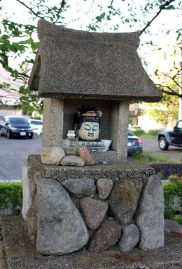 Şehirdeki Japon tapınağında Buddha'nın yüzünün görüntüsü