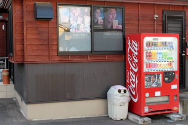 Beppu, Japonya'da bir sokakta Coca Cola otomat