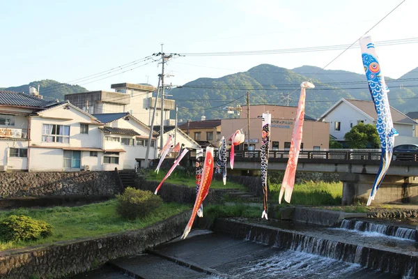 Japanse koinobori vliegende koi karper vissen in Beppu tijdens gouden W — Stockfoto