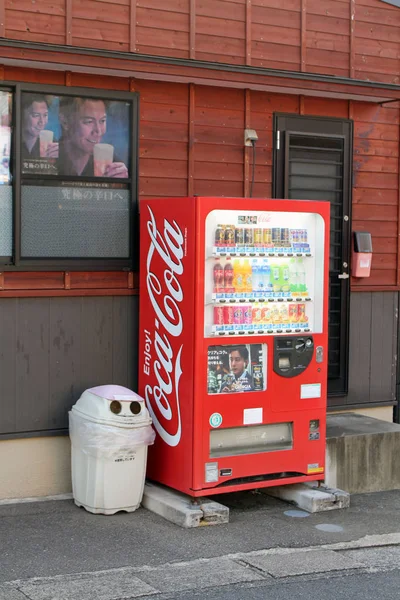 Beppu, Japonya'da bir sokakta Coca Cola otomat
