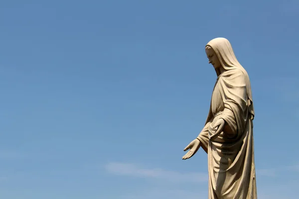 Een close-up van het standbeeld van Maria in het Trappistenklooster in Japan — Stockfoto
