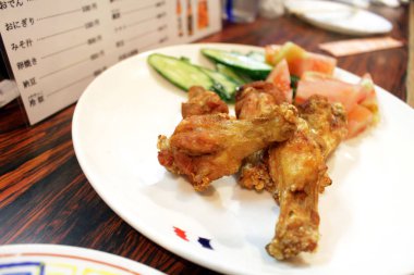 Geleneksel izakaya'da japon kızarmış tavuk servis