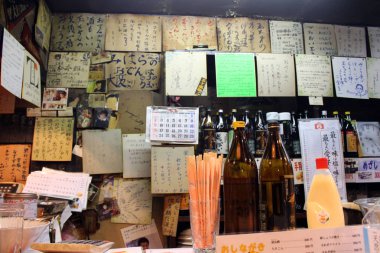 Geleneksel Japon izakaya atmosferi, tanıklık dolu