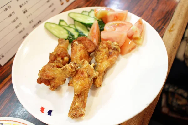 Japanese fried chicken served at traditional izakaya — Stock Photo, Image