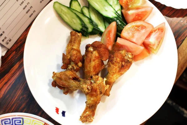 Japanisches gebratenes Huhn serviert bei traditionellem Izakaya — Stockfoto