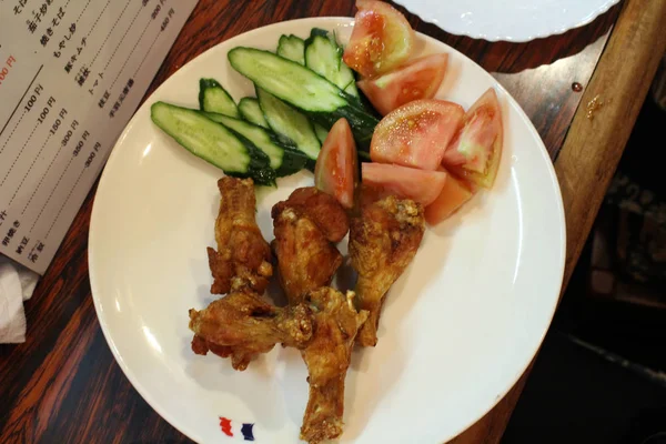 Japansk stekt kyckling serveras på traditionell Izakaya — Stockfoto
