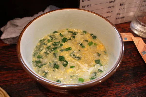 Японский хочпотч с рисом и яйцом подается в ресторане Tradi — стоковое фото