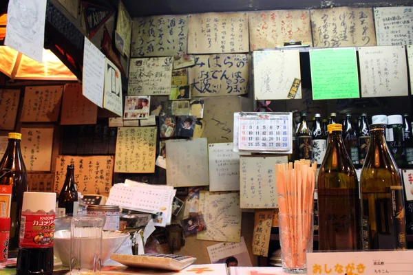 L'atmosfera alla tradizionale izakaya giapponese, piena di testimonianze — Foto Stock